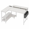 Escritorio en L rectangular de MDF efecto madera clara y acero blanco de 140 x 120 x 90 cm con estantes abiertos organizador lateral y pasacables