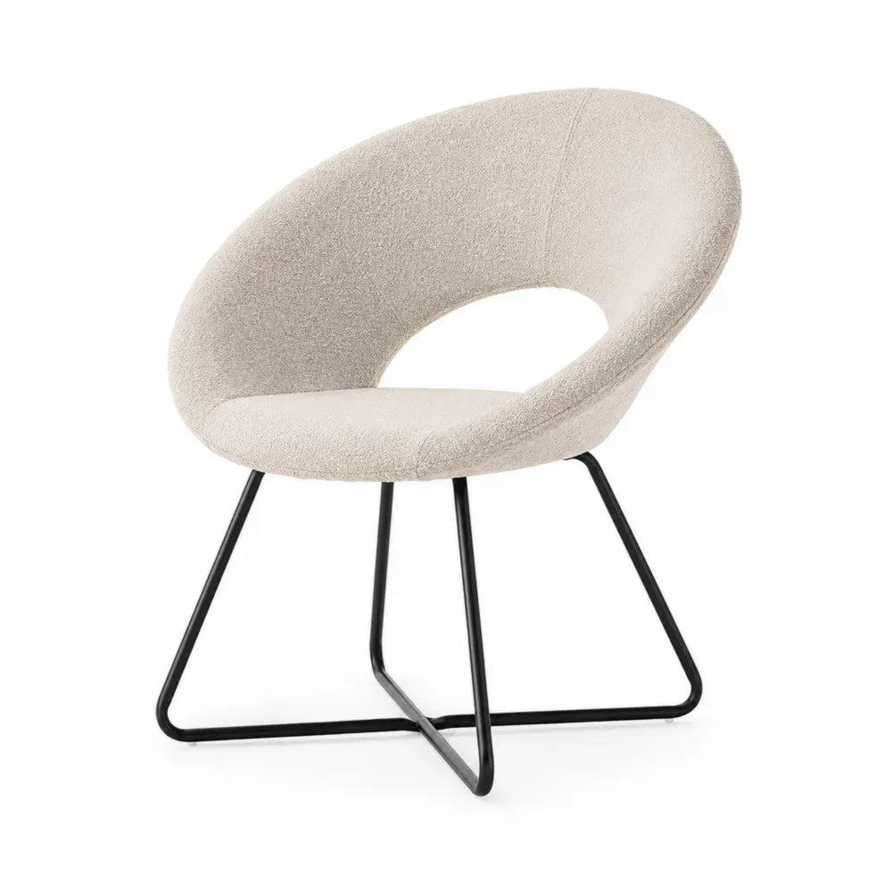 silla individual tapizada en bouclé beige con respaldo envolvente abierto y base metálica negra 60 x 62 x 82 cm