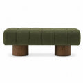banco rectangular tapizado en bouclé verde oliva con asiento segmentado y bases cilíndricas de madera 130 x 45 x 45 cm