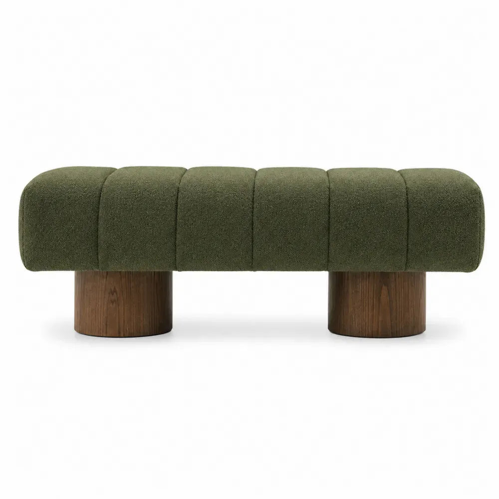 banco rectangular tapizado en bouclé verde oliva con asiento segmentado y bases cilíndricas de madera 130 x 45 x 45 cm