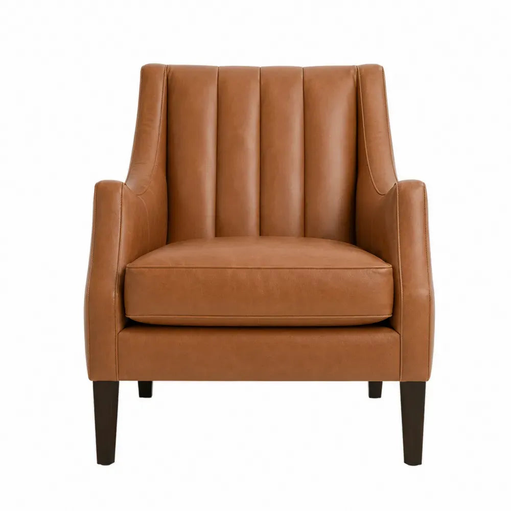sillón individual tapizado en PU marrón caramelo con respaldo acanalado y patas de madera oscura 75 x 80 x 85 cm