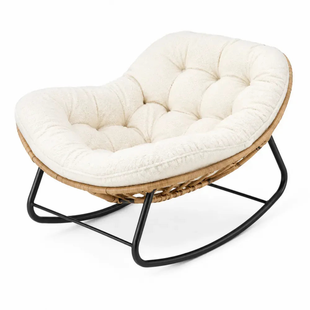 Silla mecedora tipo lounge tapizada en tejido crema con base metálica negra y estructura de ratán sintético estilo moderno
